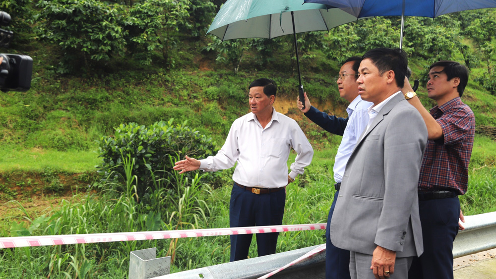 Đồng chí Trần Đức Quận – Bí thư Tỉnh ủy kiểm tra và chỉ đạo khắc phục các điểm sụt lún, sạt lở trên đường Phạm Hồng Thái (xã Đại Lào)