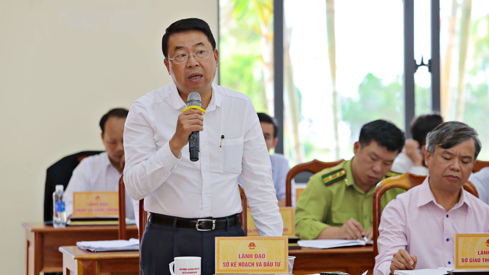 Đồng chí Tôn Thiện San - Giám đốc Sở Kế hoạch và Đầu tư phát biểu góp ý về lĩnh vực đầu tư dự án đang gặp khó khăn trên địa bàn huyện Đam Rông
