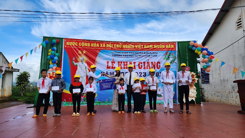Trao học bổng tại Trường TH và THCS Đắk Plao (huyện Đắk Glong, Đắk Nông)