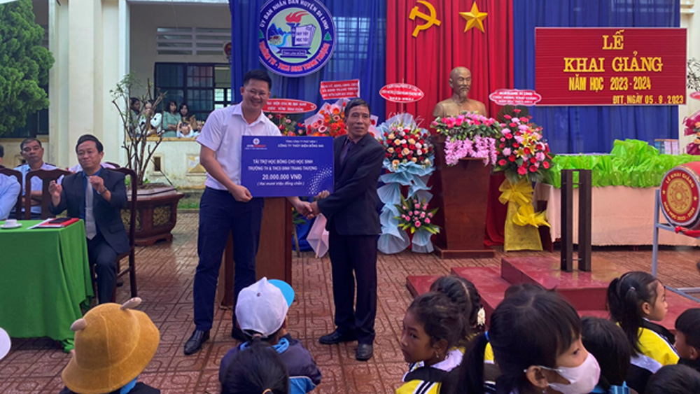 Trao học bổng tại Trường TH-THCS Đinh Trang Thượng (huyện Di Linh, Lâm Đồng)