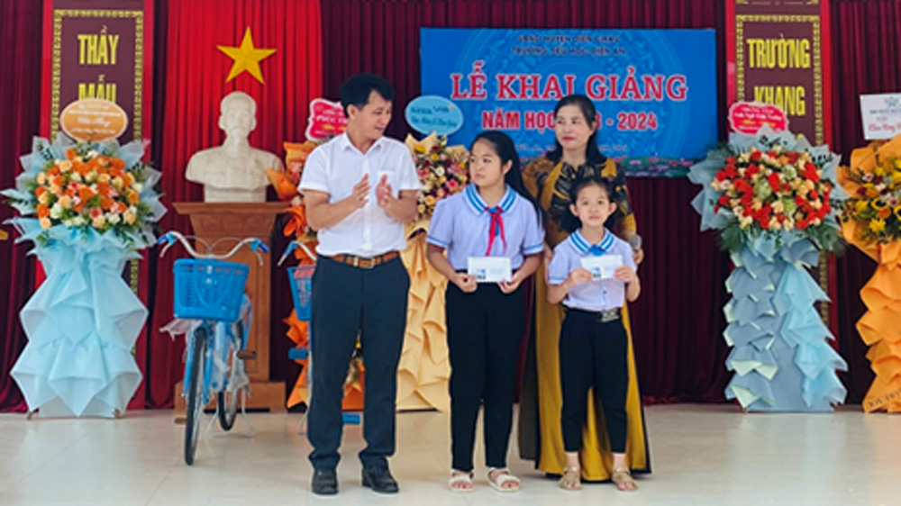 Tại huyện Diễn Châu ( tỉnh Nghệ An), Công ty Thủy điện Đồng Nai cũng gửi trao 2 suất học bổng cho 2 em học sinh tại Trường tiểu học Diễn An có hoàn cảnh khó khăn vượt khó học giỏi, mỗi suất 10 triệu đồng