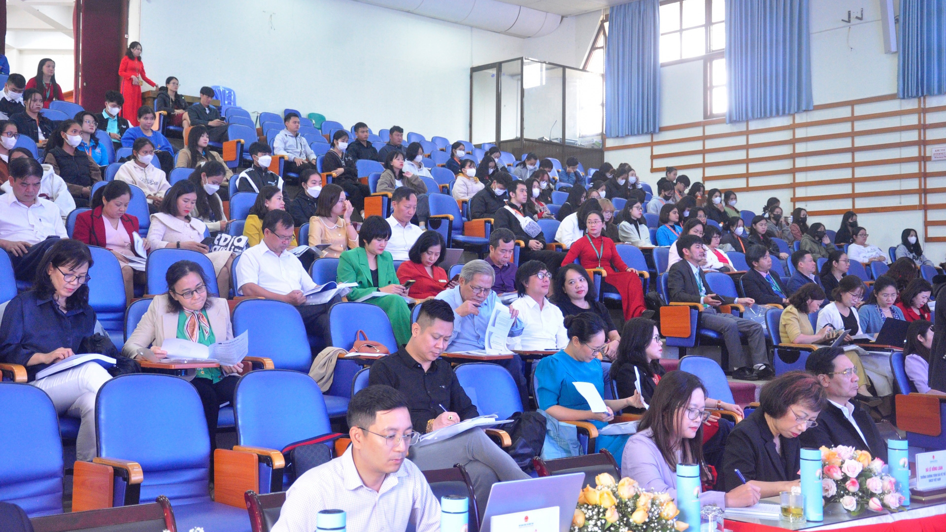 Đông đảo các chuyên gia đầu ngành, GS, PGS, TS của các trường đại học trong cả nước và sinh viên khoa CTXH của trường Đại học Đà Lạt về tham dự hội thảo