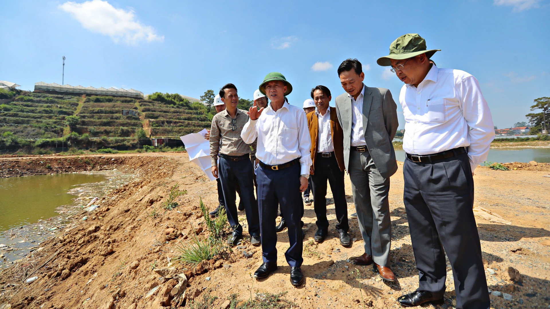 Chủ tịch UBND tỉnh Trần Văn Hiệp cùng lãnh đạo các sở, ngành, đơn vị kiểm tra tiến độ thi công Dự án cải tạo, nâng cấp Khu Du lịch hồ Than Thở vào tháng 4/2023