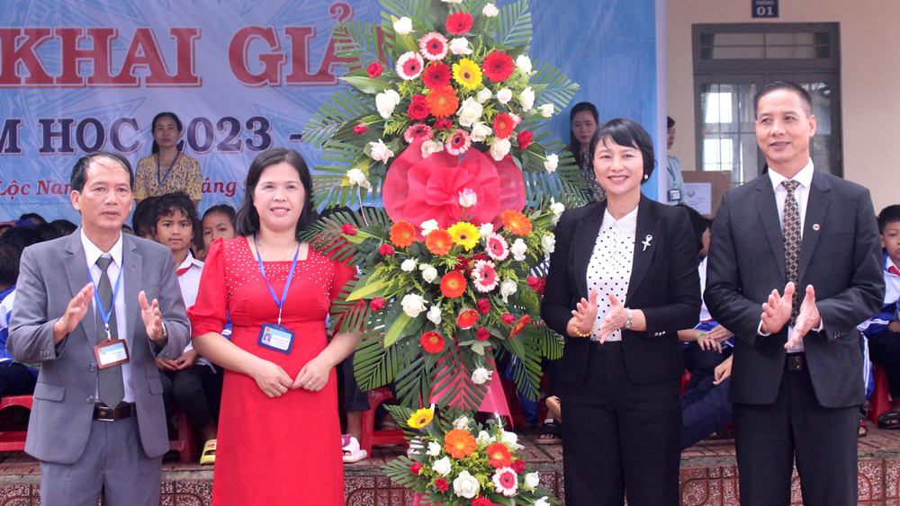 Đồng chí Phạm Thị Phúc - Ủy viên Ban Thường vụ Tỉnh ủy, Trưởng Ban Dân vận Tỉnh ủy tặng hoa chúc mừng