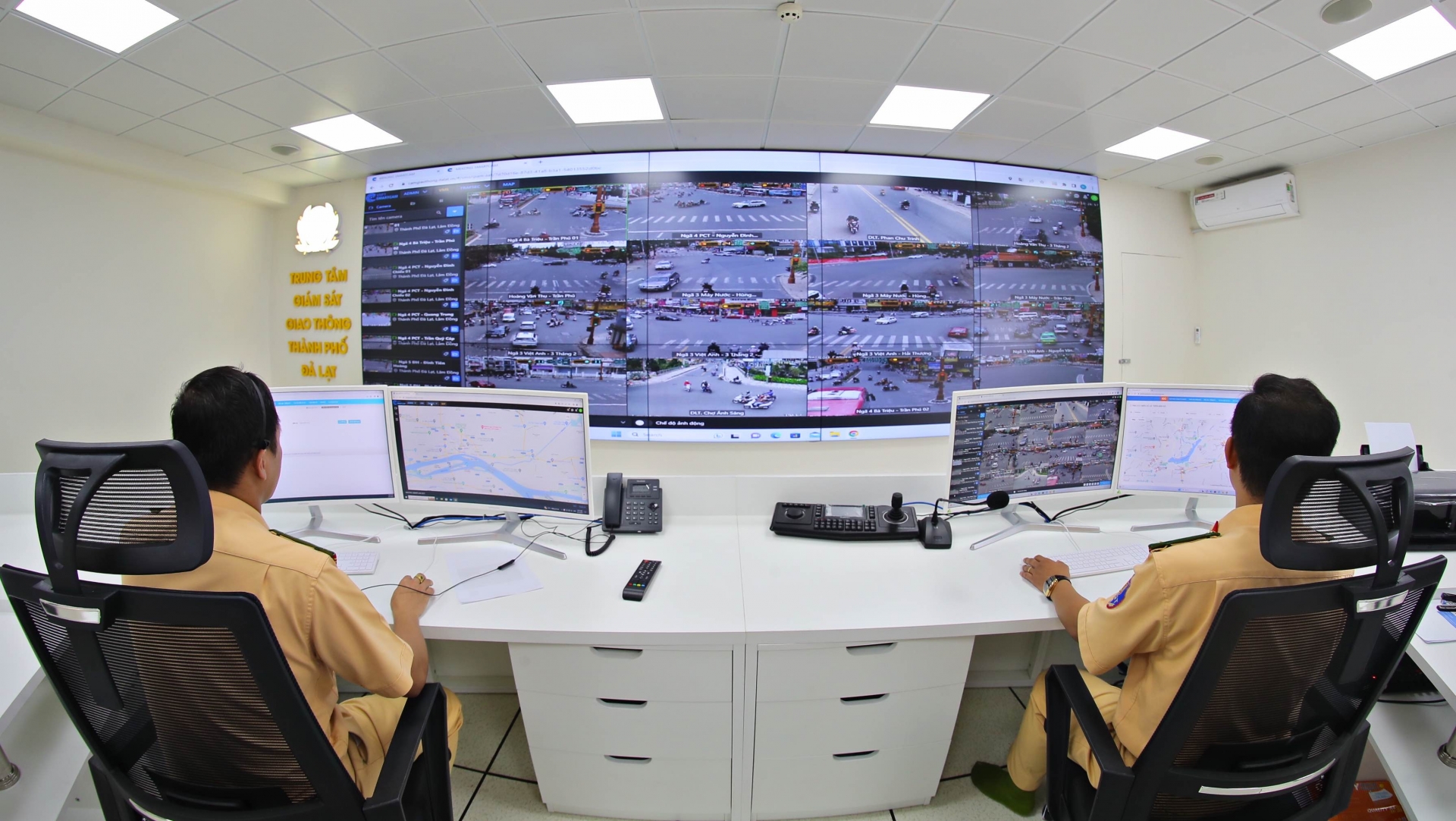 Trung tâm giám sát- điều hành giao thông tích hợp hệ thống tiên tiến, hiện đại, tự động phát hiện vi phạm qua ghi, lưu hình ảnh vào kho vi phạm 24/24 giờ