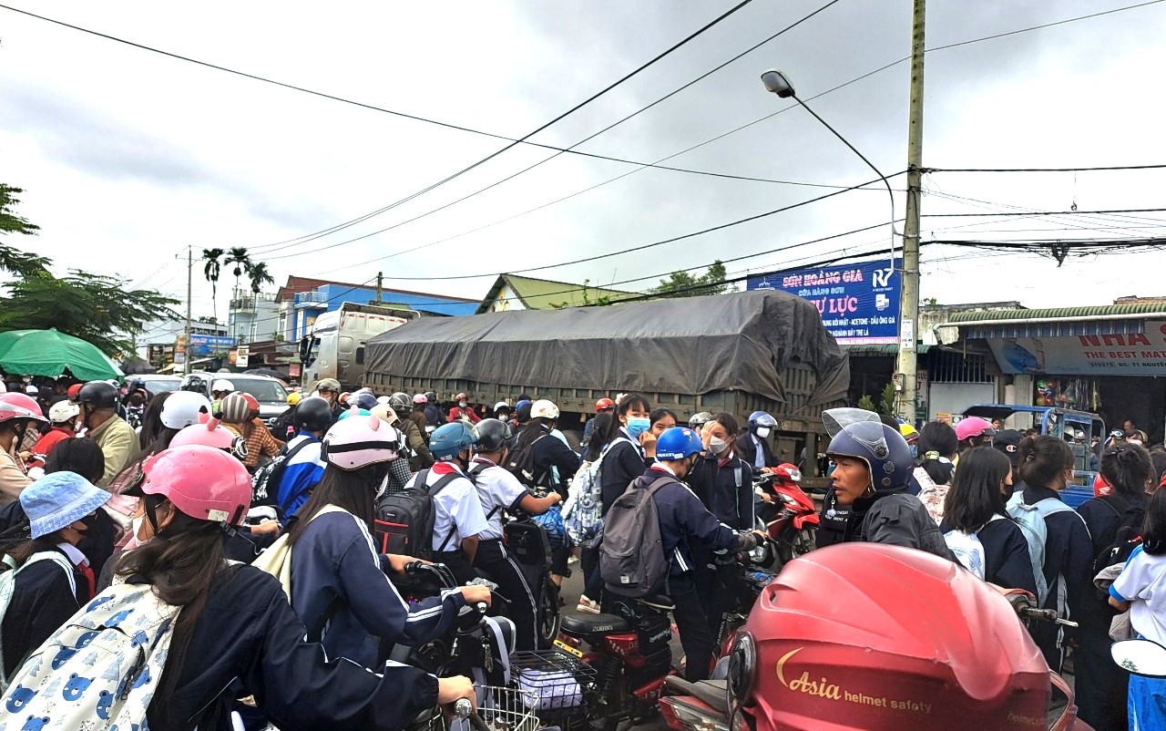 Vào giờ cao điểm tan trường, nhưng xe đầu kéo chở bauxite vẫn lưu thông qua lại trước cổng trường THCS Lộc Sơn tiềm ẩn nguy cơ xảy ra tai nạn giao thông