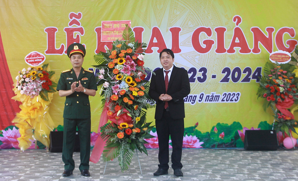 Đại tá Nguyễn Bình Sơn tặng hoa chúc mừng khai giảng năm học mới