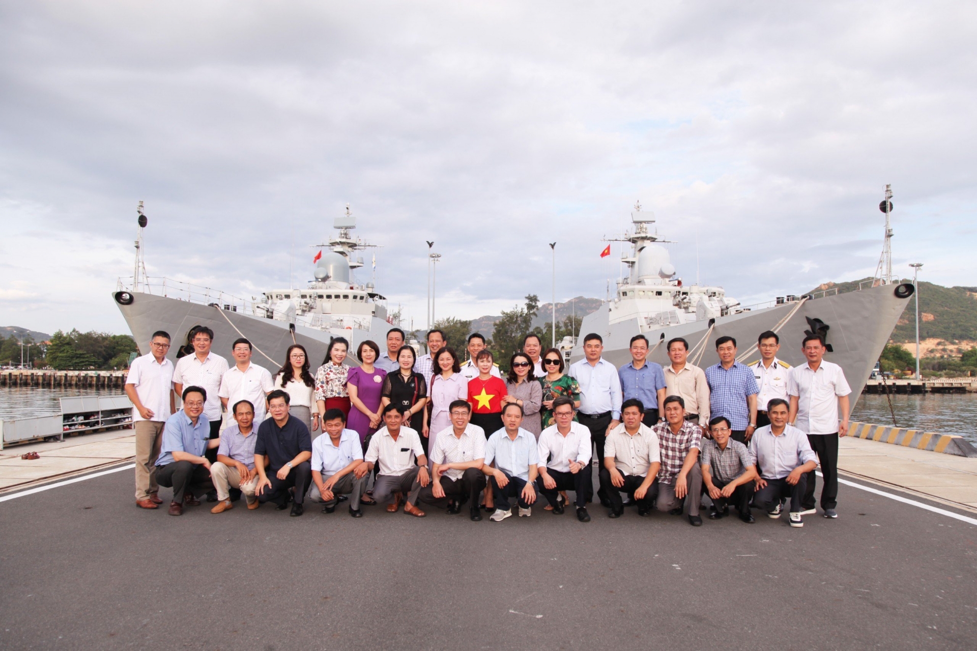 Đoàn công tác tham quan, chụp ảnh lưu niệm trên Quân cảng Cam Ranh