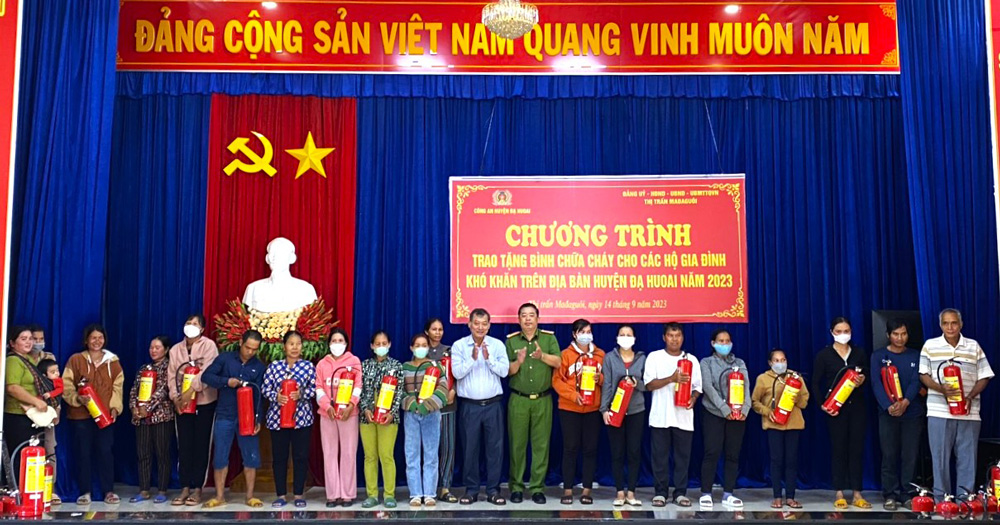 Trao tặng bình chữa cháy cho các hộ dân