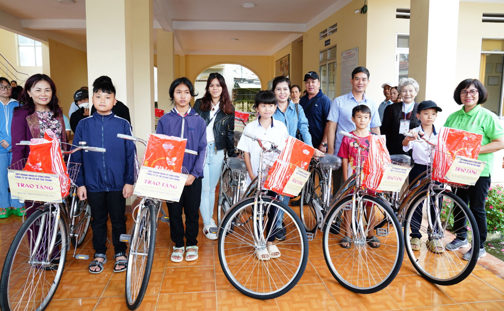 Trao xe đạp cho học sinh Bảo Lộc