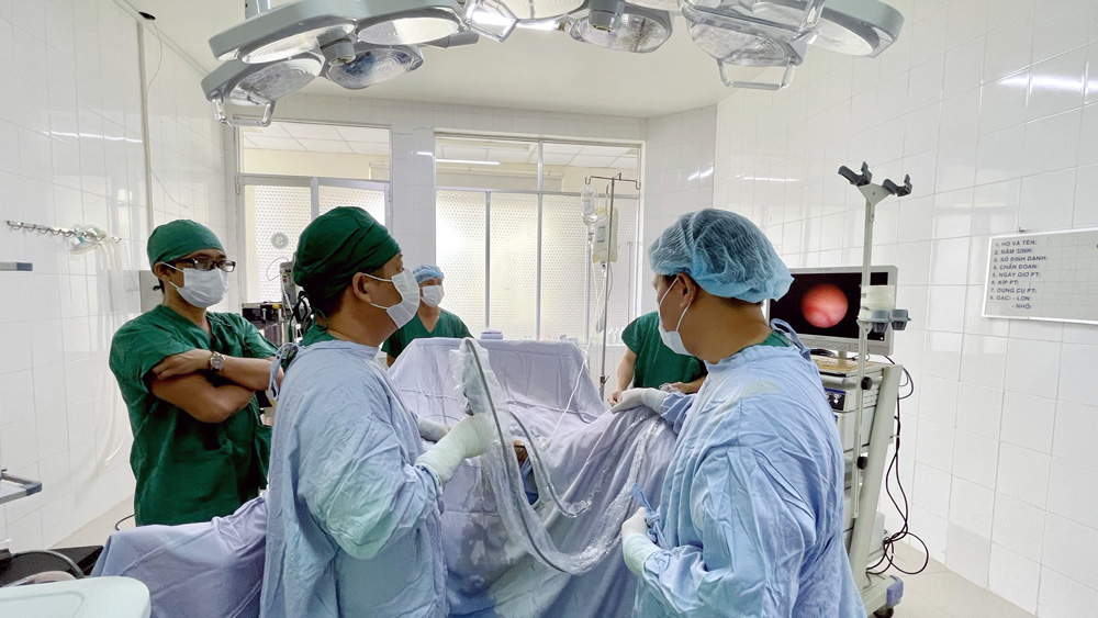 Bệnh viện Đa khoa Lâm Đồng triển khai kỹ thuật nội soi niệu quản tán sỏi ngược dòng bằng laser