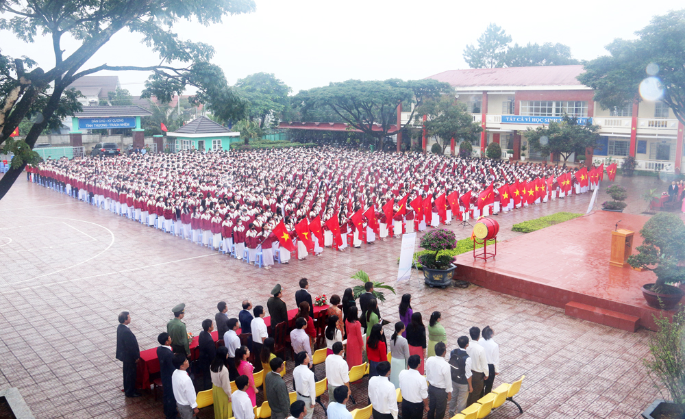 Cán bộ, giáo viên và học sinh Trường THPT Phan Bội Châu dự Lễ Khai giảng