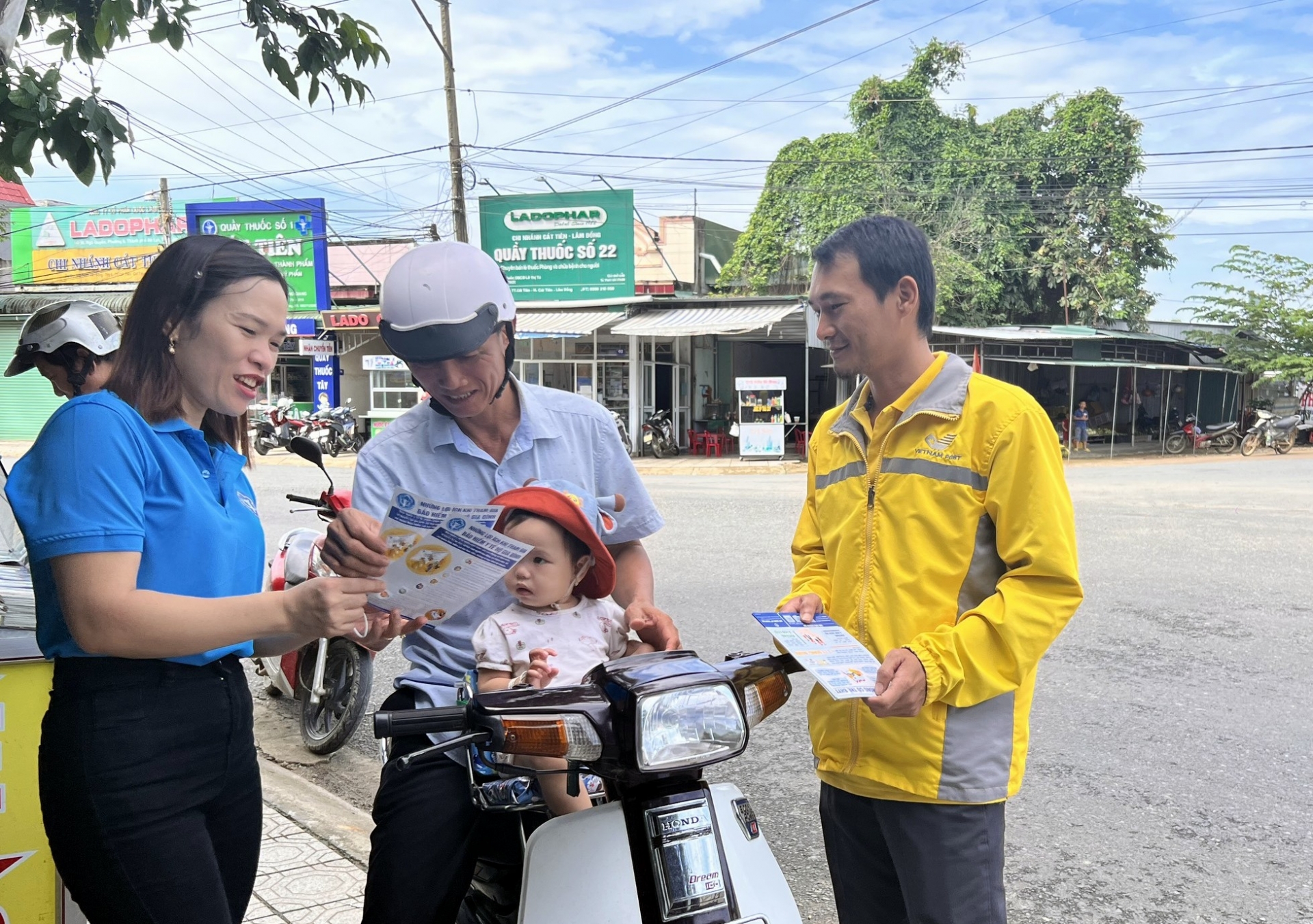 Vận động người dân tham gia BHXH tự nguyện, BHYT hộ gia đình 