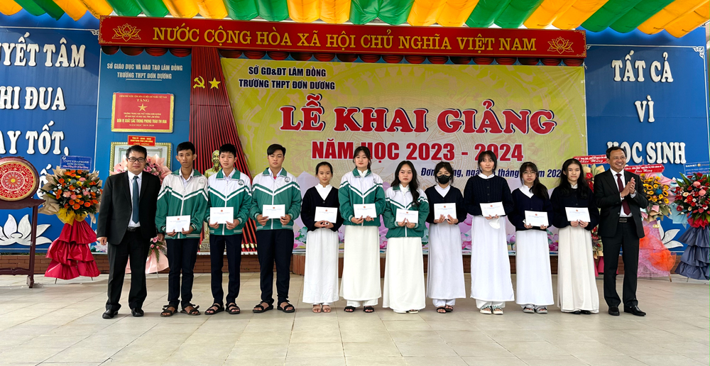 Phó Chủ tịch UBND tỉnh Nguyễn Ngọc Phúc và Bí thư Huyện ủy Đơn Dương Trương Văn Tùng  trao học bổng cho các em học sinh có hoàn cảnh khó khăn