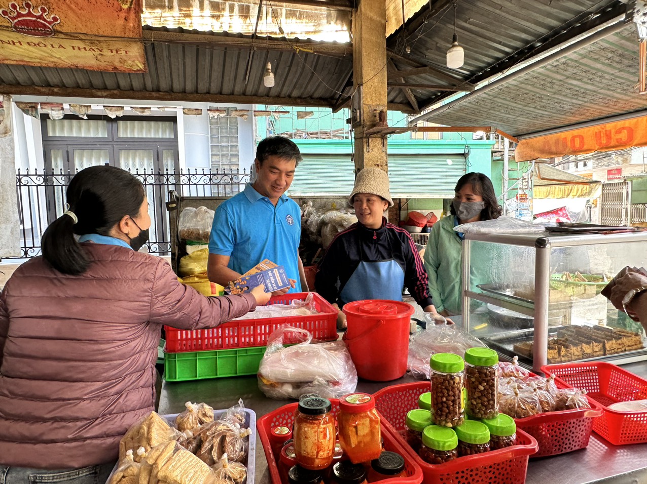 Tuyên truyền, vận động tiểu thương tham gia BHXH tự nguyện, BHYT hộ gia đình