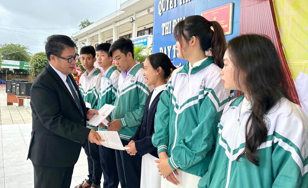 
Đồng chí Nguyễn Ngọc Phúc - Phó Chủ tịch UBND tỉnh trao học bổng cho các em học sinh có hoàn cảnh khó khăn