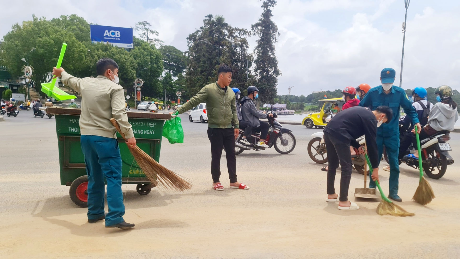 Đội trật tự và lực lượng dân quân tự vệ tham gia hỗ trợ dọn dẹp vật liệu xây dựng bị rơi vãi gây mất vệ sinh môi trường ở Cầu Ông Đạo, TP Đà Lạt