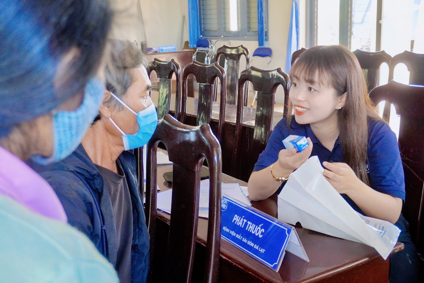 Sau khi khám, Bệnh viện Mắt Sài Gòn – Đà Lạt sẽ tư vấn, cấp phát thuốc miễn phí cho người dân