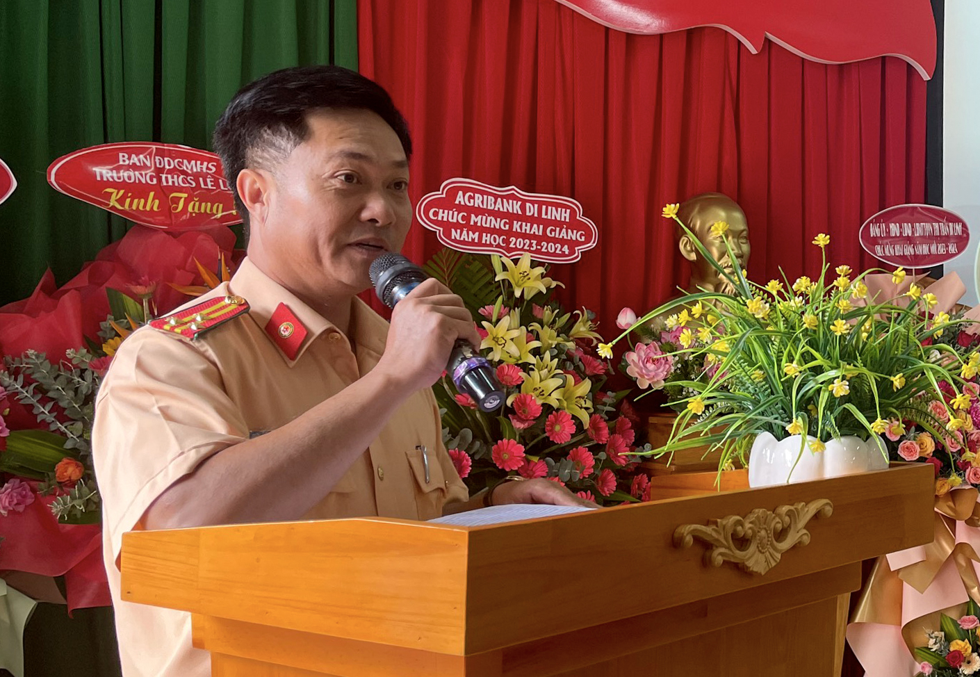 Đồng chí Thượng tá Cù Tuấn Nghĩa – Phó trưởng phòng CSGT Công an tỉnh phát biểu tại buổi ra mắt mô hình “Cổng trường An toàn giao thông”
