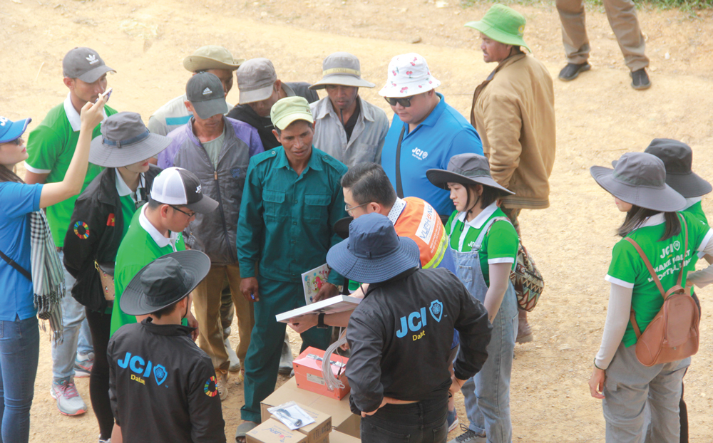 Các thành viên của JCI East Sài Gòn và JCI Đà Lạt hướng dẫn người dân lắp đặt và sử dụng điện năng lượng mặt trời