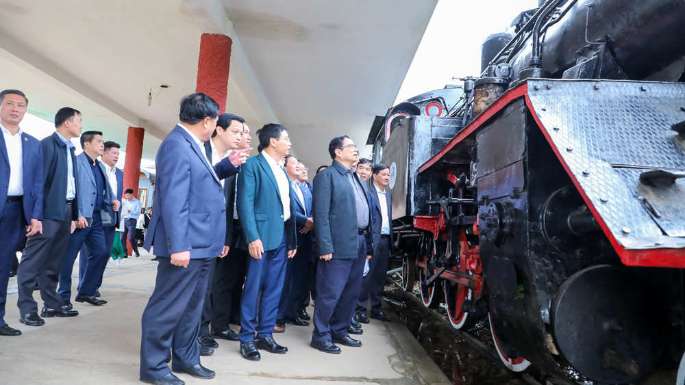 Thủ tướng Chính phủ Phạm Minh Chính cùng lãnh đạo các bộ, ngành và tỉnh Lâm Đồng tham quan ga xe lửa Đà Lạt