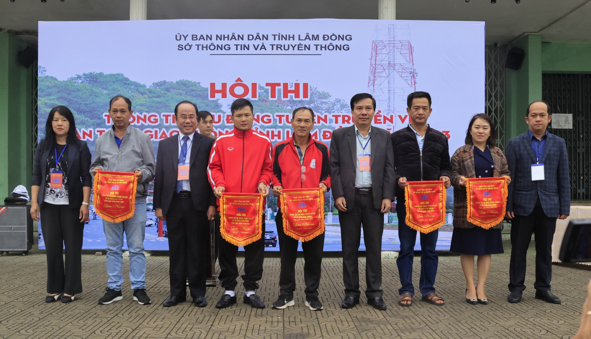 Ban Tổ chức và lãnh đạo TP Đà Lạt trao cờ lưu niệm cho 6 đội thi xuất phát tại Đà Lạt.
