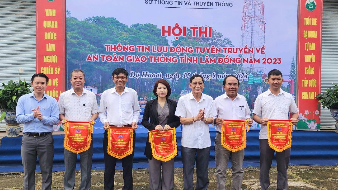 Ban Tổ chức và lãnh đạo huyện Đạ Huoai trao cờ lưu niệm cho 6 đội thi xuất phát tại Đạ Huoai.
