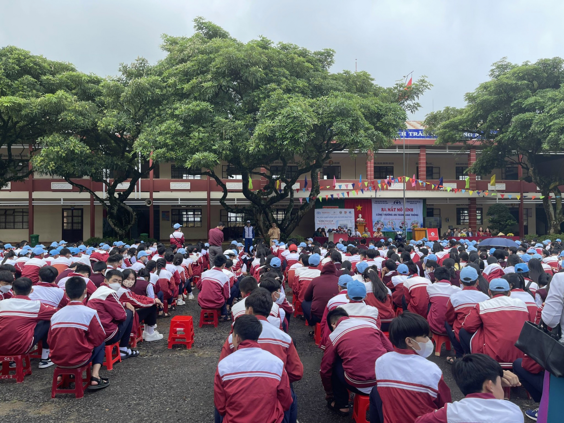 Cán bộ Phòng CSGT tuyên truyền, phổ biến pháp luật TTATGT cho các em học sinh, giáo viên, công nhân viên tại trường THCS Lê Lợi.