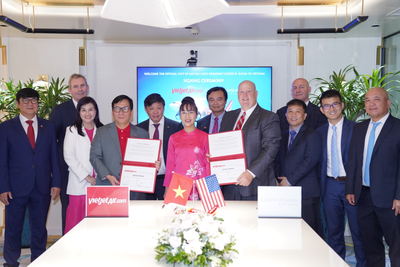Chủ tịch Vietjet Nguyễn Thị Phương Thảo (giữa) chứng kiến trao đổi ký kết thoả thuận tài trợ tàu bay giữa Carlyle Aviation Partners và Vietjet 