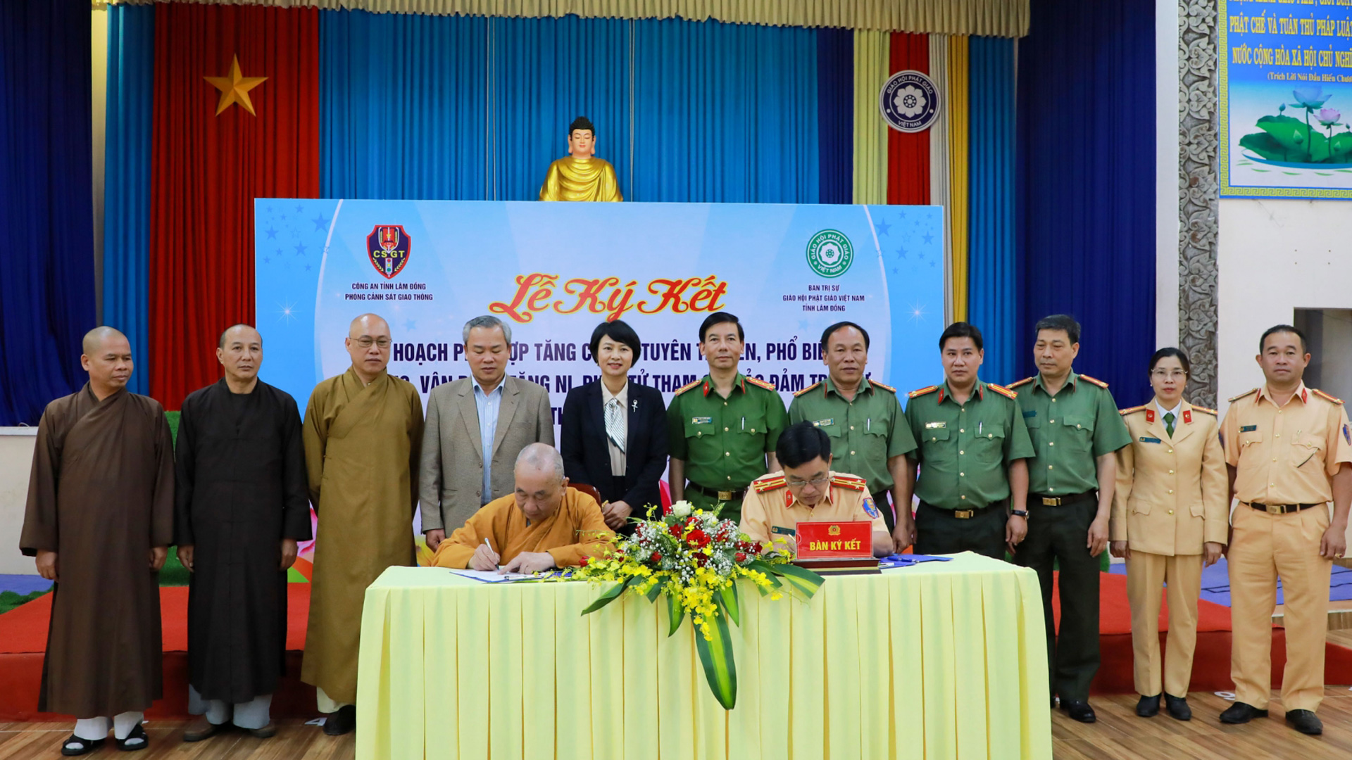 Công an tỉnh và Ban Trị sự Giáo hội Phật giáo Việt Nam tỉnh Lâm Đồng ký kết phối hợp tuyên truyền bảo đảm an toàn giao thông