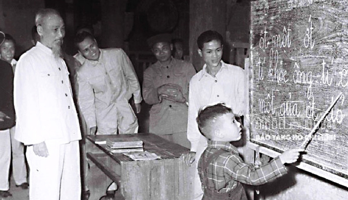Chủ tịch Hồ Chí Minh: 'Nhiệm vụ của cô giáo, thầy giáo là rất quan trọng và rất vẻ vang'
