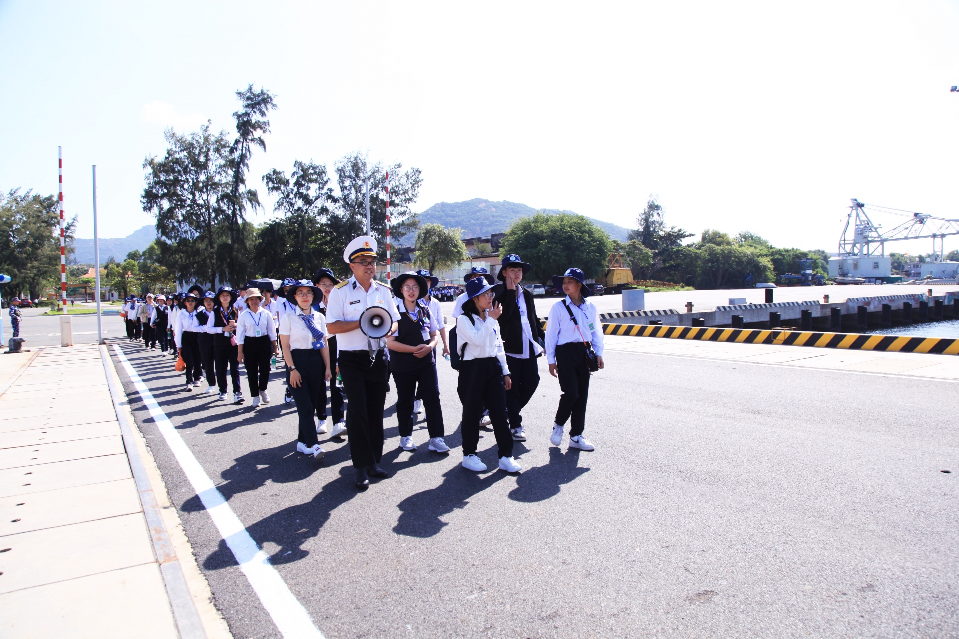 Gần 500 giáo viên, học sinh Đà Lạt tham quan, tìm hiểu thực tế tại Lữ đoàn 162