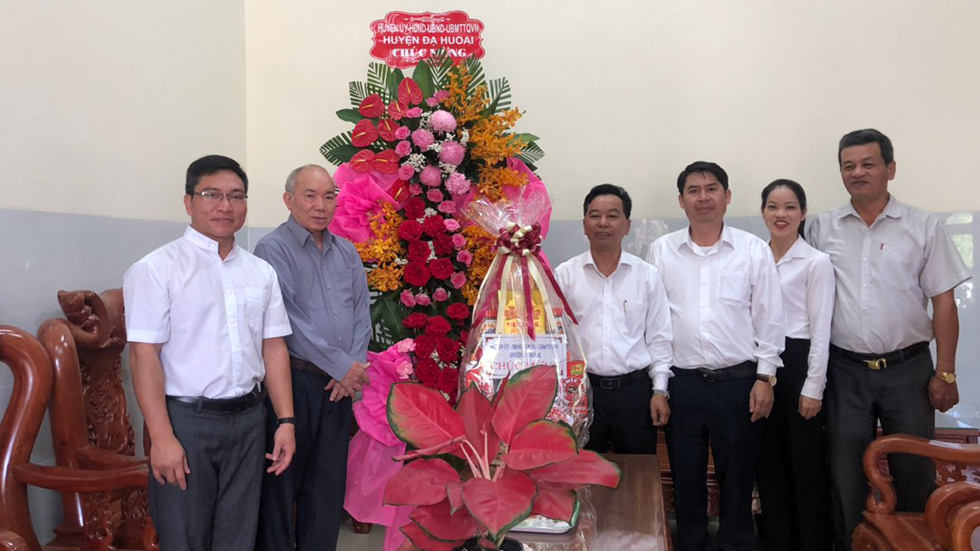 Lãnh đạo huyện Đạ Huoai thăm, chúc mừng các cơ sở tôn giáo nhân dịp Giáng sinh