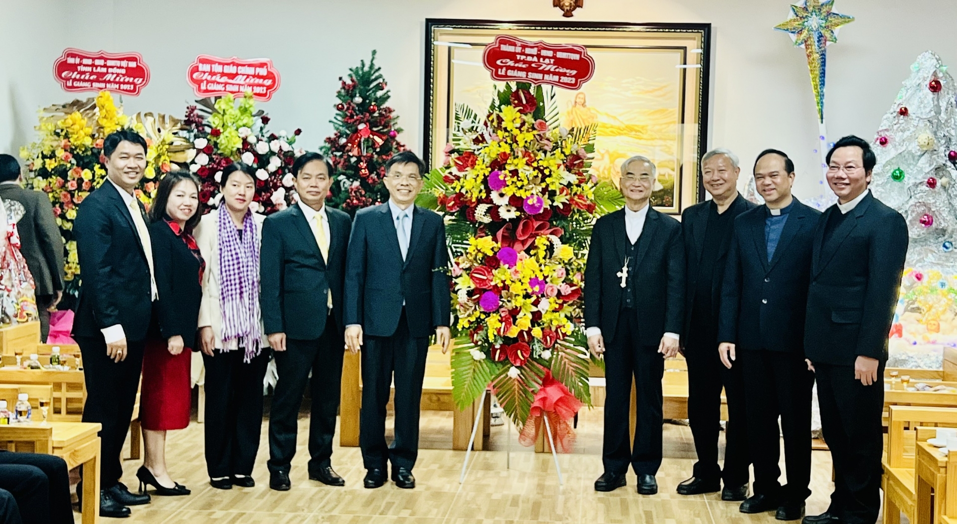 Lãnh đạo TP Đà Lạt thăm, chúc mừng các cơ sở tôn giáo nhân dịp Giáng sinh năm 2023