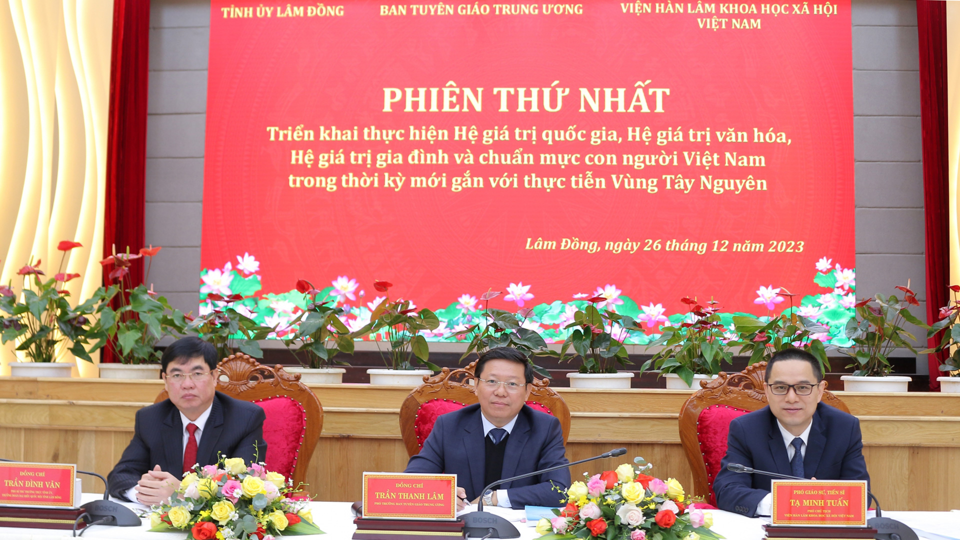 Thực hiện hệ giá trị quốc gia, hệ giá trị văn hoá, hệ giá trị gia đình và chuẩn mực con người Việt Nam trong thời kỳ mới