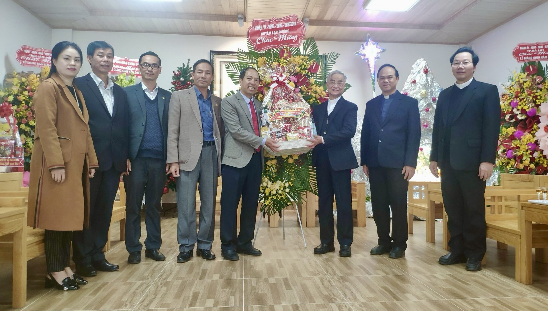 Lãnh đạo huyện Lạc Dương thăm, chúc mừng Giáng sinh các cơ sở tôn giáo