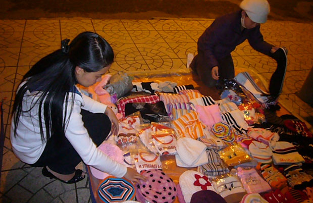 Du khách chọn hàng len tại chợ Đêm Đà Lạt