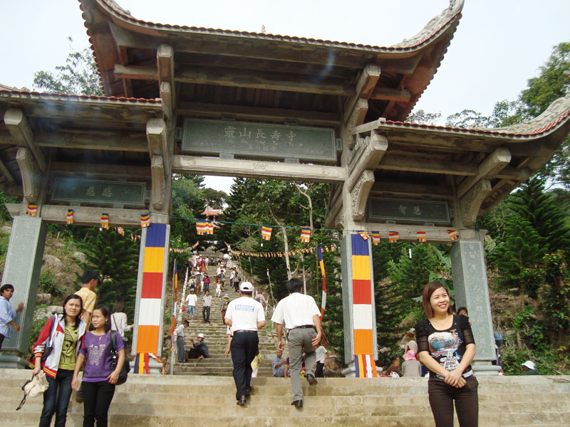Cổng tam quan và 132 bậc thang dẫn lên chùa.