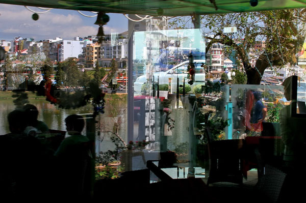 Đà Lạt thật và ảo phản chiếu ngược xuôi qua nhiều tấm kính trong và ngoài ở quán cà phê Hà Linh. 