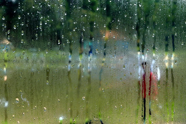 Sương sớm đọng trên tấm kính chắn gió quán Mei trả lại cho hồ Xuân Hương nét lãng mạn cổ điển.