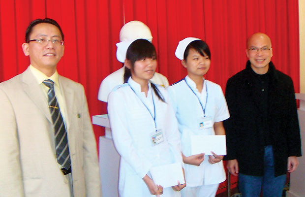 GS.TS Đinh Xuân Anh Tuấn (bìa phải) cùng học trò TS.BS Dương Quý Sỹ trao học bổng cho sinh viên nghèo học giỏi của Hội Phổi Pháp - Việt cho sinh viên Trường Cao đẳng Y tế Lâm Đồng.