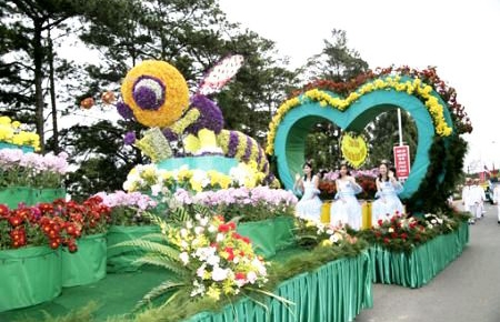 Xe hoa diễu hành tại Festival hoa Đà Lạt lần thứ 3.