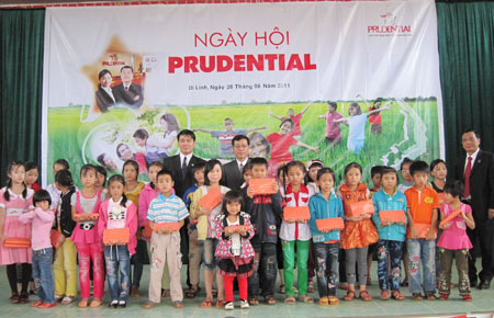 Prudential chi nhánh Lâm Đồng tặng học bổng trị giá trên 110 triệu đồng