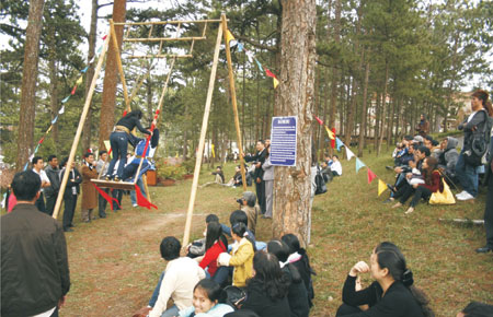 Du khách tham gia trò chơi dân gian tại bảo tàng Lâm Đồng.