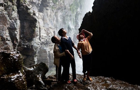 Những cô bé thích thú ngắm cảnh thác Voi từ chân thác. ảnh National Geographic