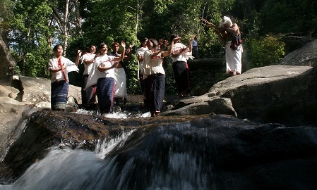 Khu vực hạ lưu của con thác cũng là nơi diễn ra các lể hội nho nhỏ của người Chu Ru