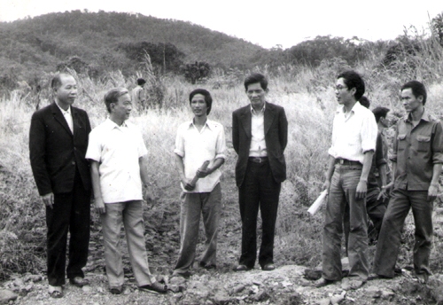 Cố nhà thơ Tố Hữu - Phó Chủ tịch HĐBT thăm đập Cam Ly Thượng.jpg