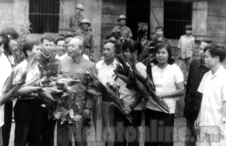 1. Đại tướng Võ Nguyên Giáp thăm vùng KTM Hà Nội năm 1977