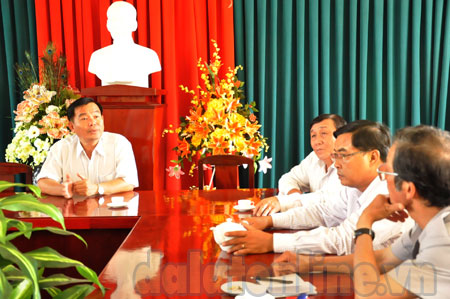 Bí thư Huyện uỷ Thạnh Hoá (bên trái) trao đổi tình hình trên 20 năm phát triển của vùng nước nổi