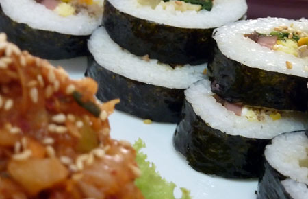Món kimbap cũng được ăn kèm với kim chi xắt nhỏ